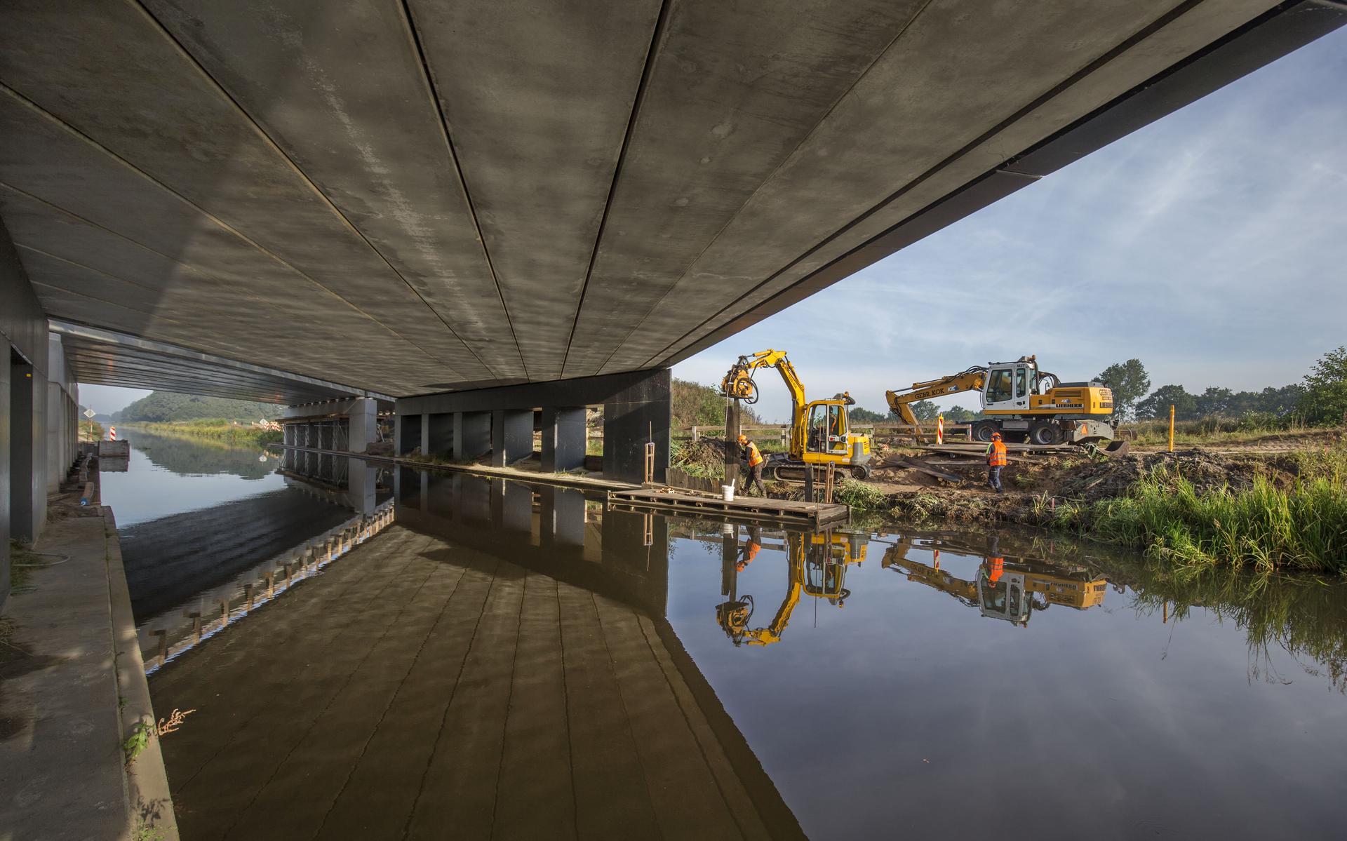 Loodzware Liggers Op Nieuwe Brug N381 Getakeld Leeuwarder Courant