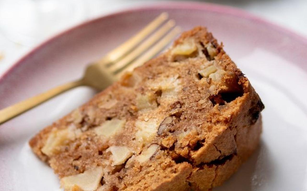 Appelcake met calvados en walnoten. Appelcake met calvados en walnoten.