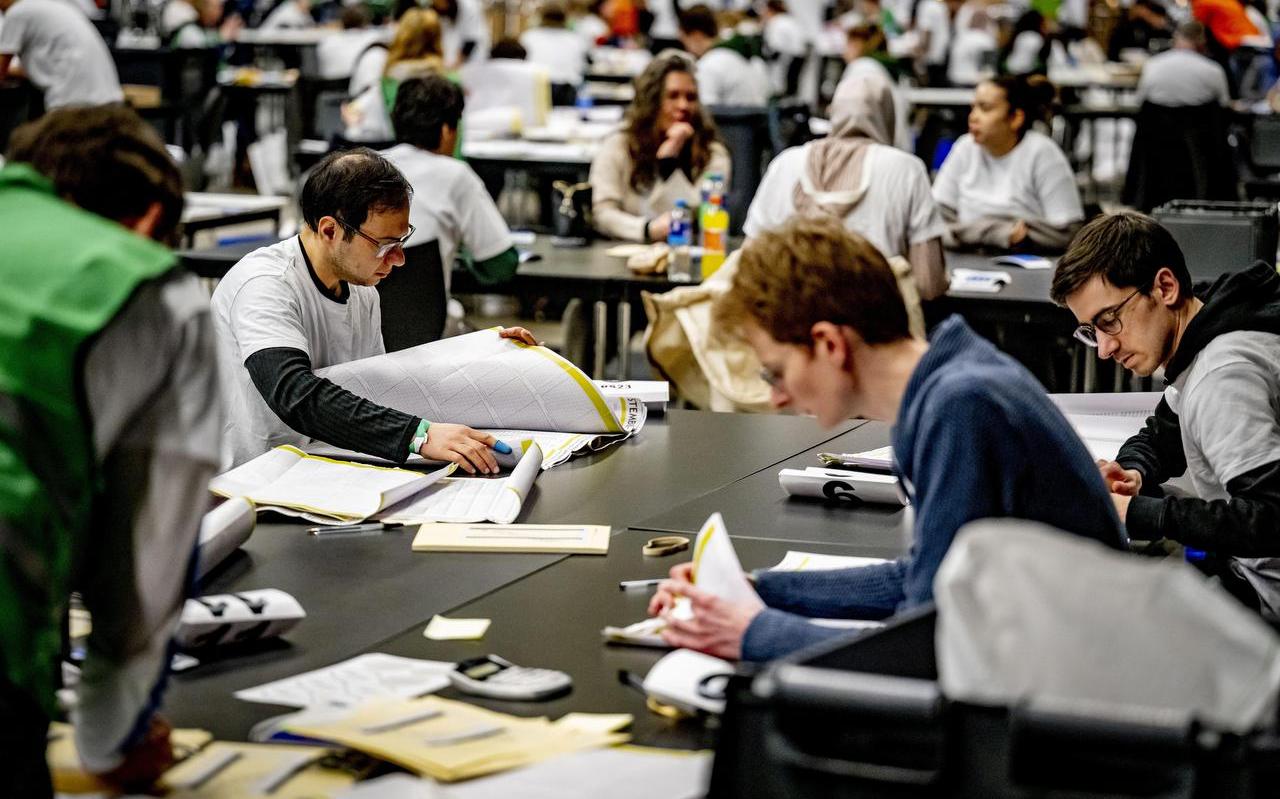 Ingespannen zijn tellers in Rotterdam aan het werk. Ingespannen zijn tellers in Rotterdam aan het werk.