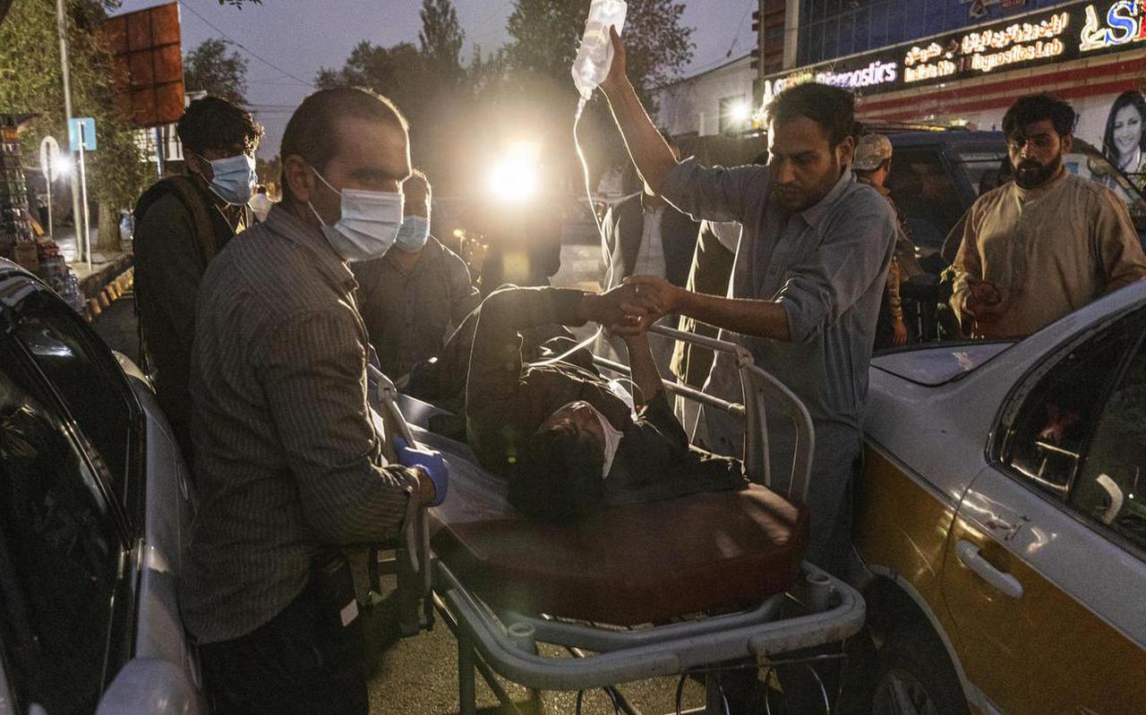 Slachtoffers van de aanslag op het vliegveld van Kabul in augustus 2021 worden naar het ziekenhuis gebracht.