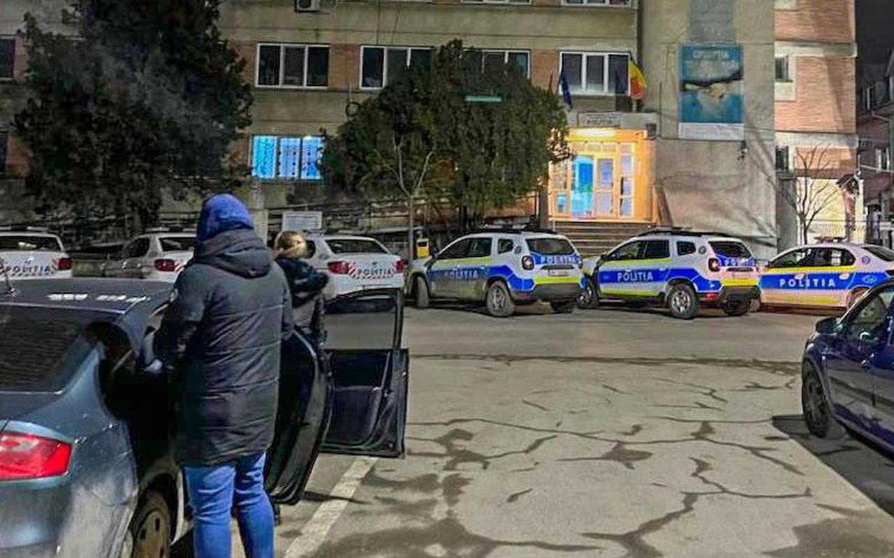 Twee verdachten werden in Roemenië aangehouden van wie er een bij zijn vriendin aldaar verbleef. Twee verdachten werden in Roemenië aangehouden van wie er een bij zijn vriendin aldaar verbleef.