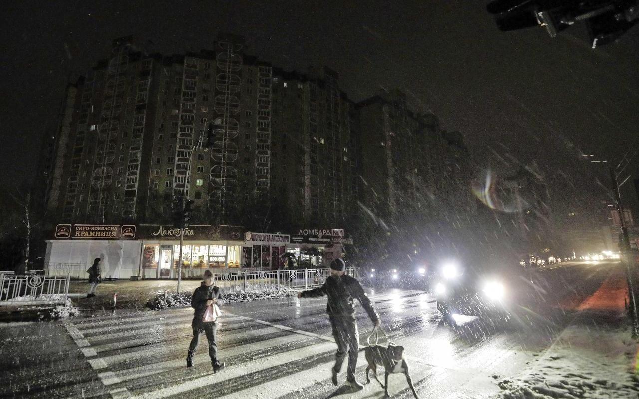 Na raketaanvallen zit dit deel van Kiev zonder stroom. Na raketaanvallen zit dit deel van Kiev zonder stroom.