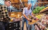 Van Eerd helpt een handje mee in een van zijn Jumbo-supermarkten.