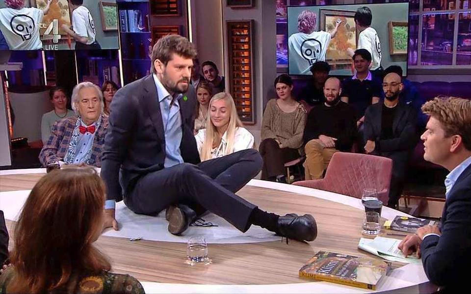 Klimaatactivist Jelle de Graaf lijmde zich in oktober vast aan de tafel van de talkshow Jinek.  