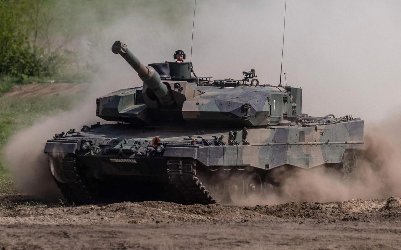 Een Poolse Leopard in actie tijdens een militaire oefening.