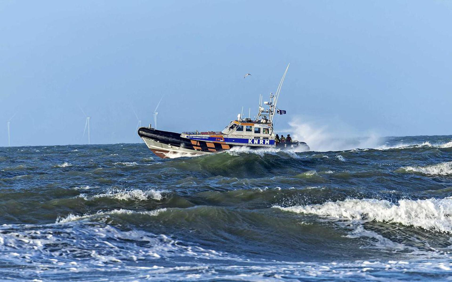 Aan het zoeken doen onder meer een zoek- en reddingsteam van de Koninklijke Nederlandse Redding Maatschappij en een helikopter van de Kustwacht mee.