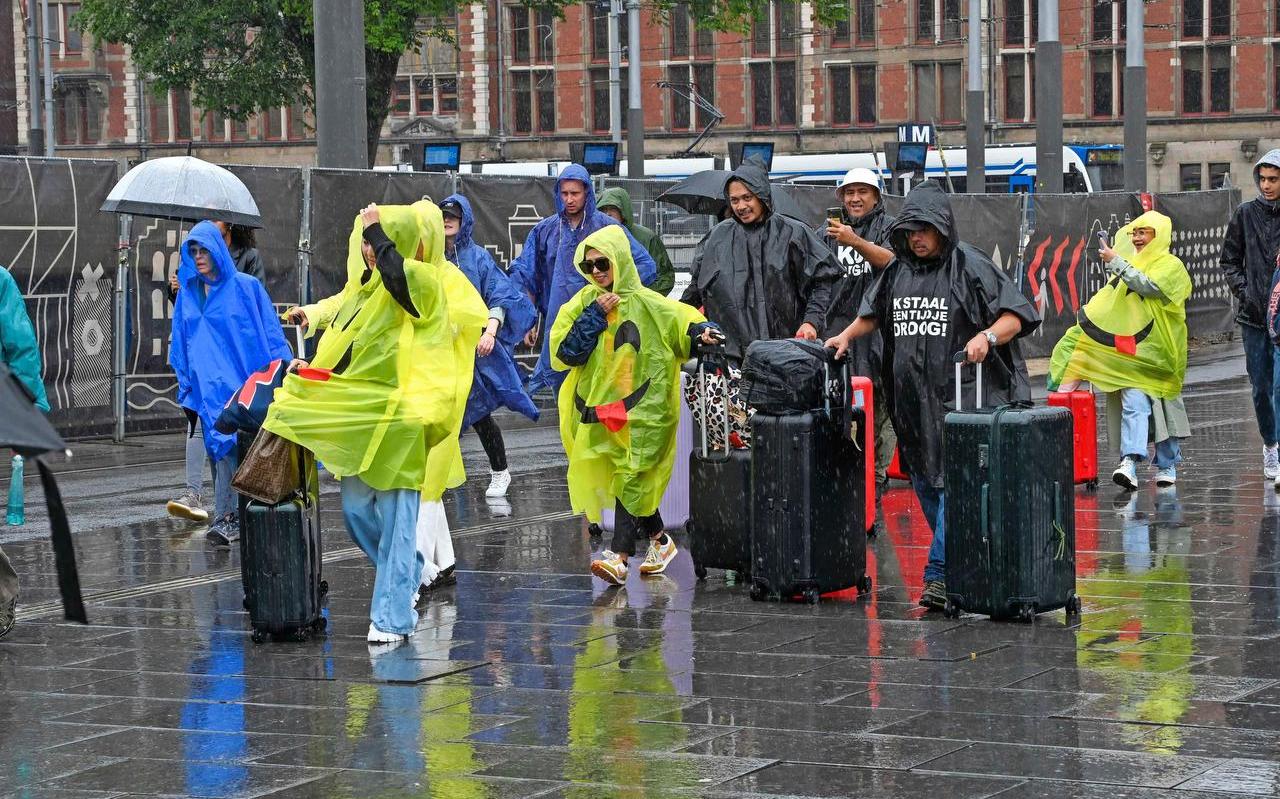 In Amsterdam liepen toeristen woensdag voor het eerst in weken weer eens door de stromende regen. In Amsterdam liepen toeristen woensdag voor het eerst in weken weer eens door de stromende regen.