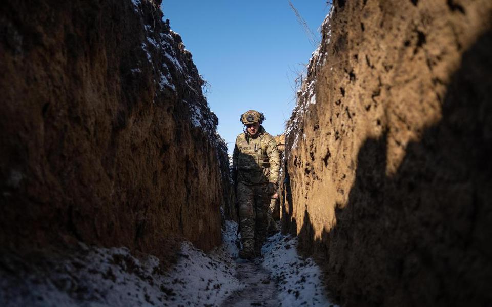 Een Oekraïense soldaat in loopgraven bij Charkov. Beeld ter illustratie.