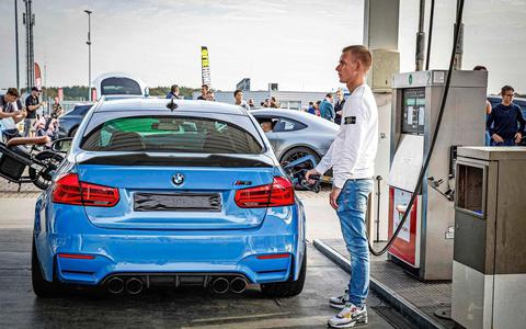 Benzineprijs daalt weer onder de twee euro