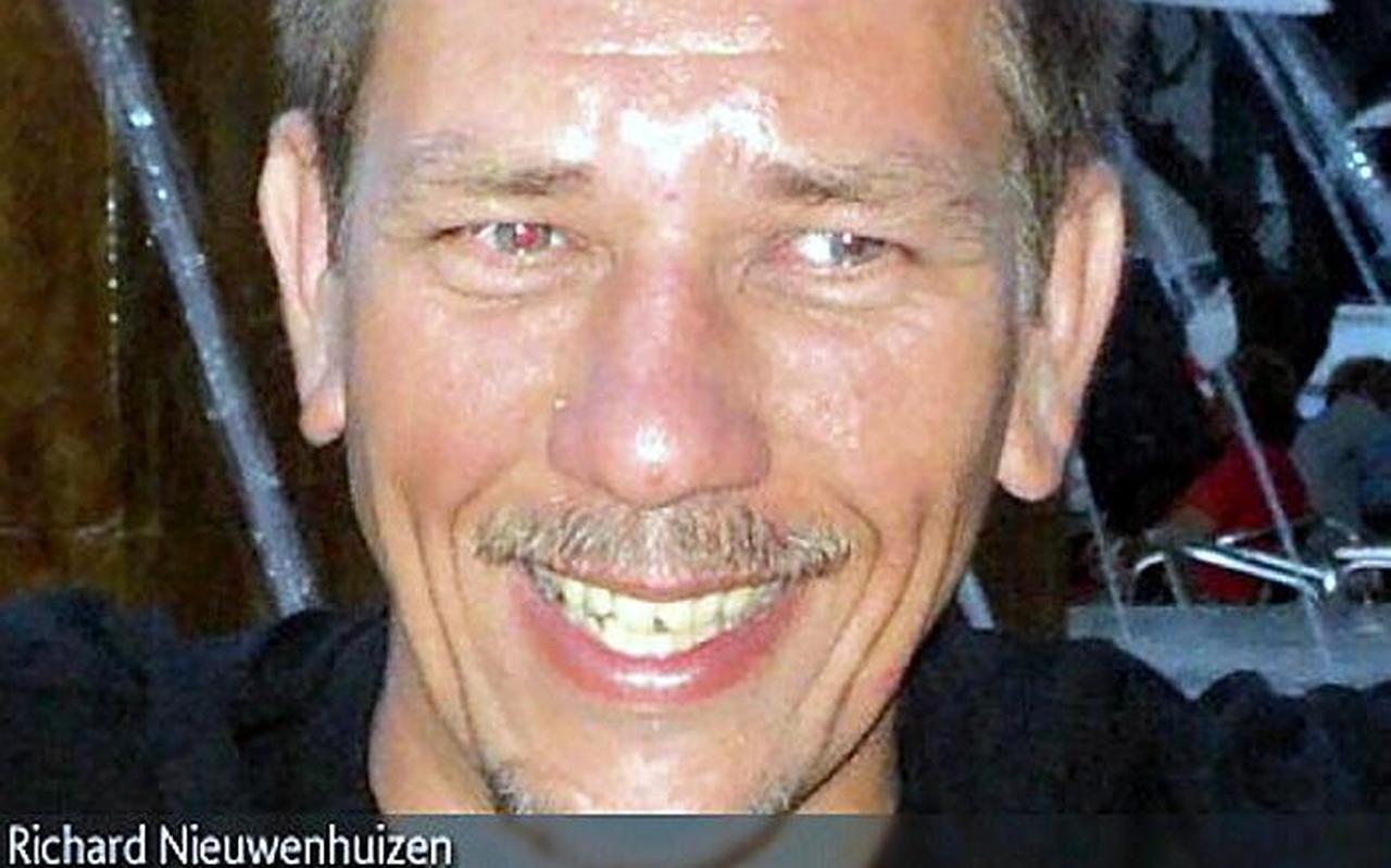 Richard Nieuwenhuizen overleed aan de gevolgen van een vechtpartij op het voetbalveld. Richard Nieuwenhuizen overleed aan de gevolgen van een vechtpartij op het voetbalveld.