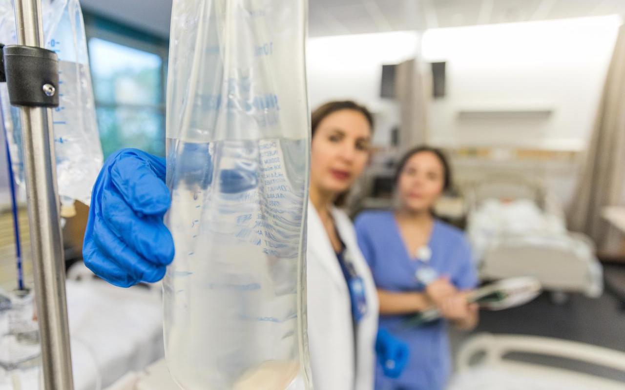 Een kleine 1200 patiënten met beginnende alzheimer kregen 1,5 jaar lang het middel via een infuus ingebracht. Een kleine 1200 patiënten met beginnende alzheimer kregen 1,5 jaar lang het middel via een infuus ingebracht.