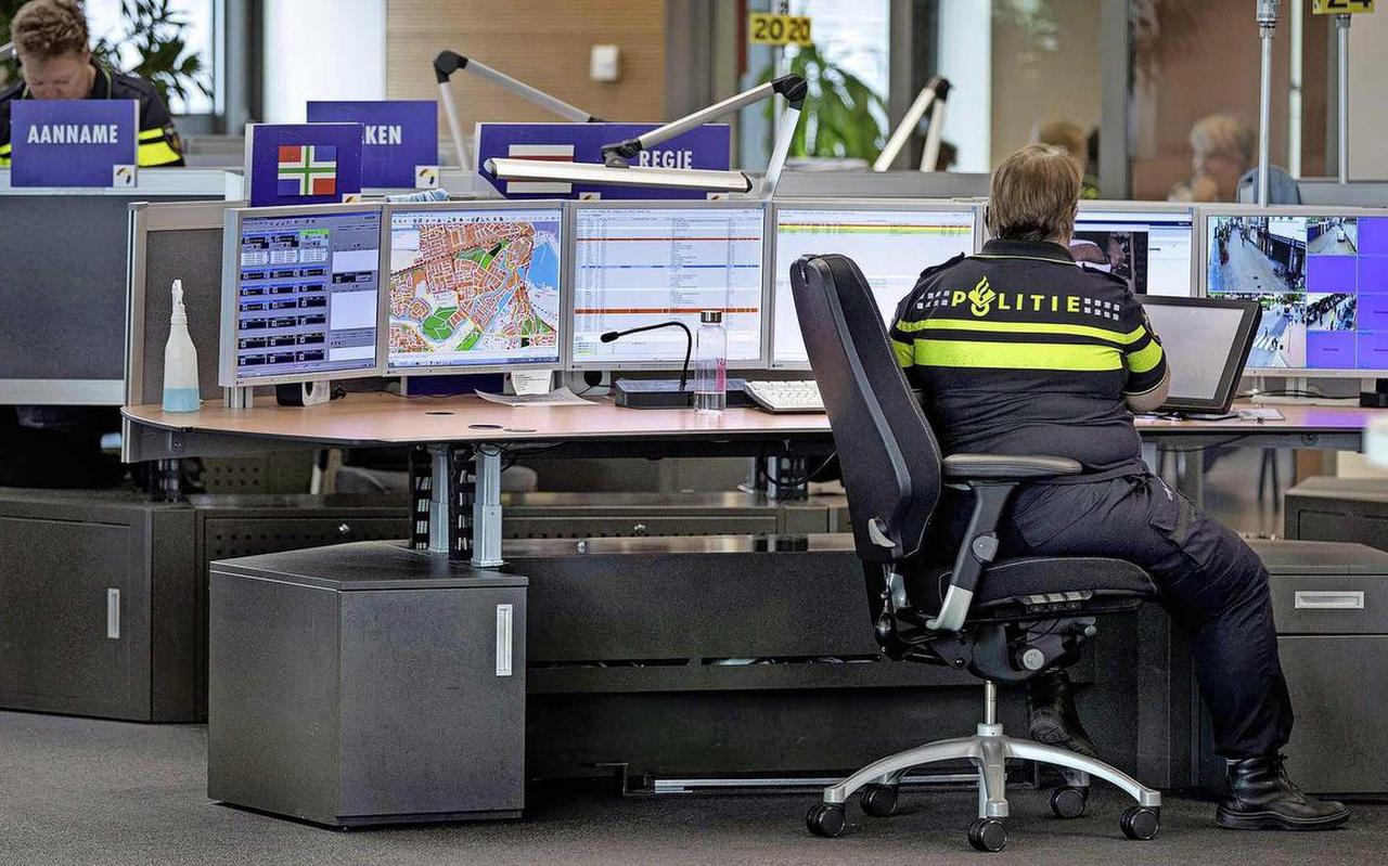 „Ik hou mijn hart vast dat het een keer niet mis gaat”, zegt voorzitter Jan Struijs van de Nederlandse Politiebond. „C2000 is de aorta van de hulpverlening." „Ik hou mijn hart vast dat het een keer niet mis gaat”, zegt voorzitter Jan Struijs van de Nederlandse Politiebond. „C2000 is de aorta van de hulpverlening."