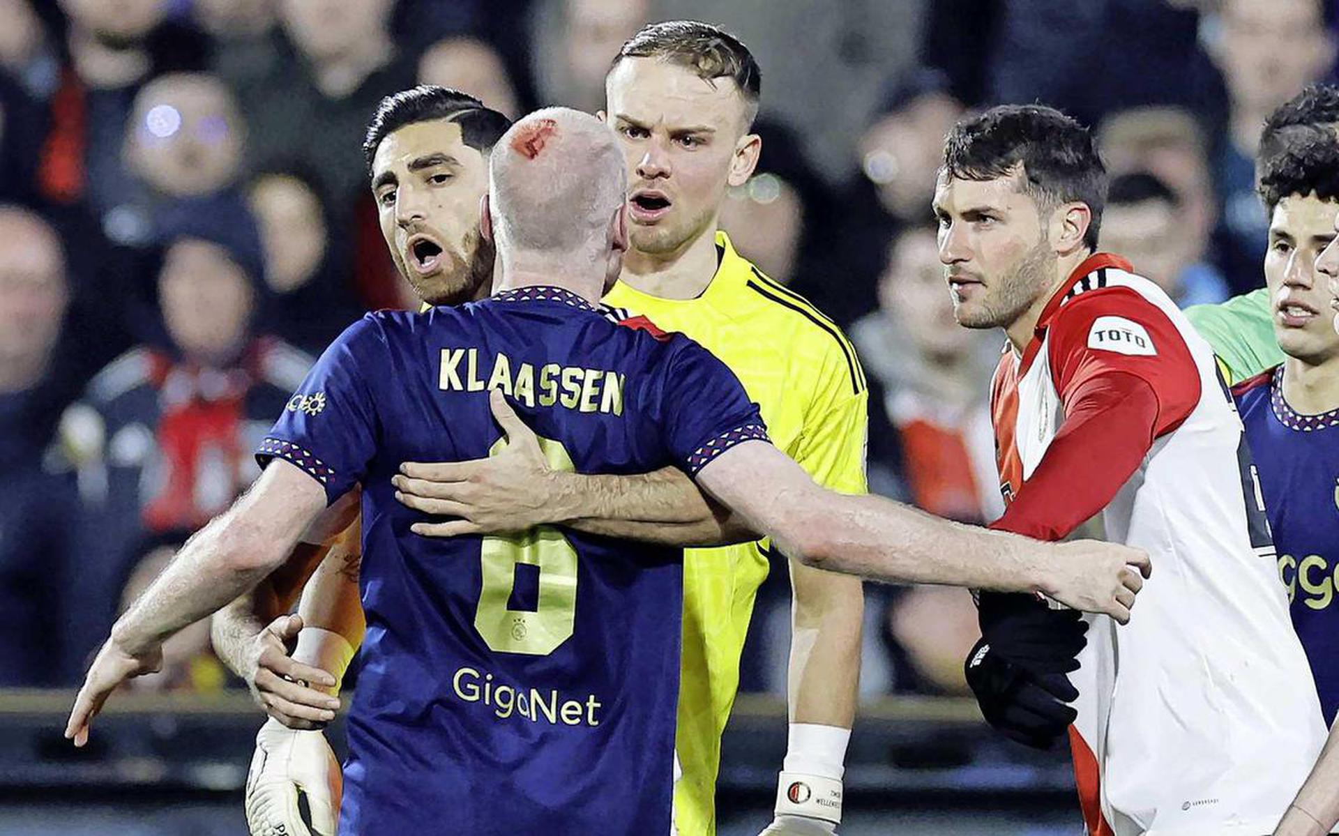 Het hoofd van Davy Klaassen bloedt. De Ajax-middenvelder werd in De Kuip geraakt door een aansteker die door een Feyenoord-’fan’ vanaf de tribune naar hem werd gegooid.