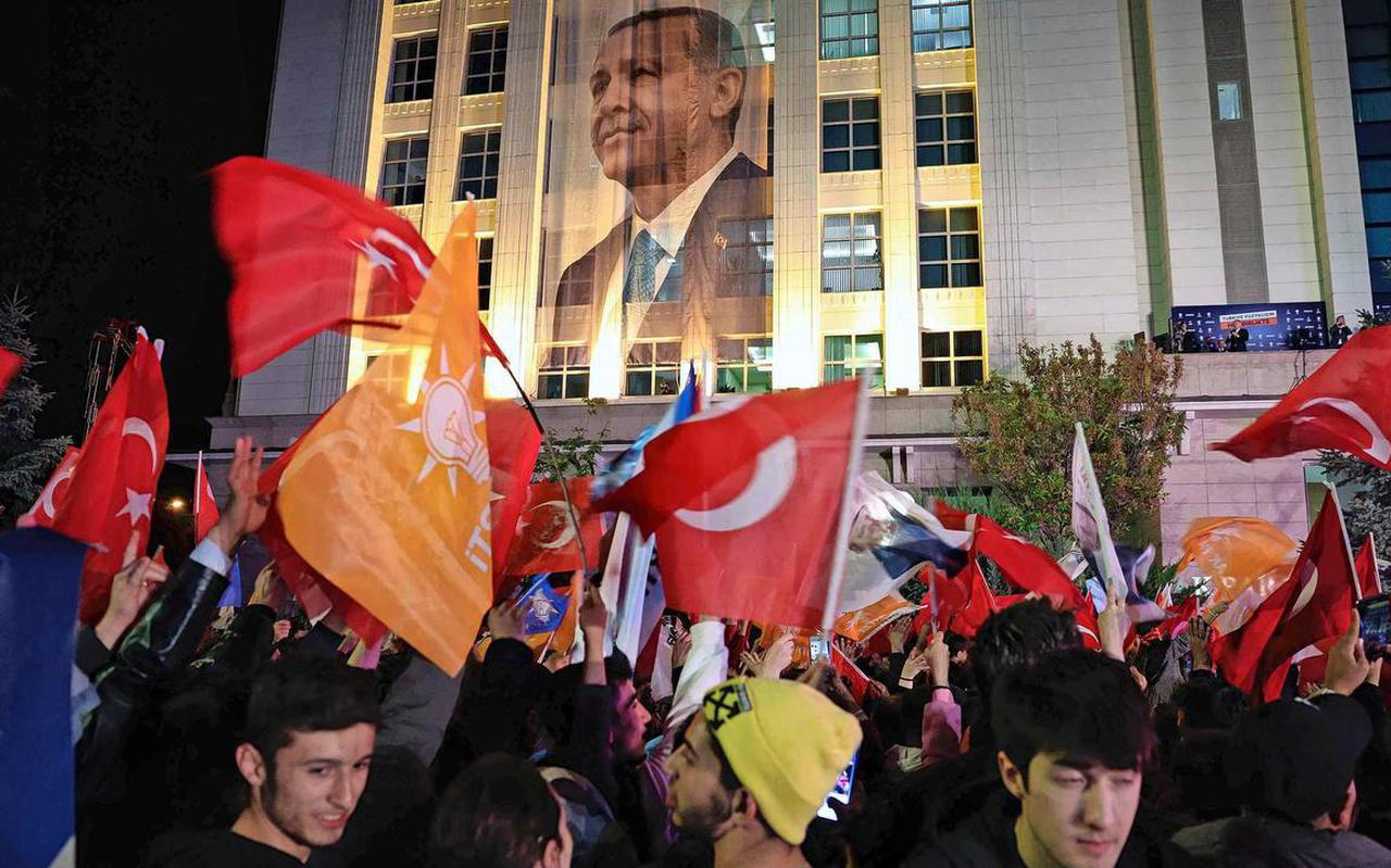 Aanhangers van de huidige president Recep Tayyip Erdogan wapperen met Turkse vlaggen in de hoofdstad Ankara.