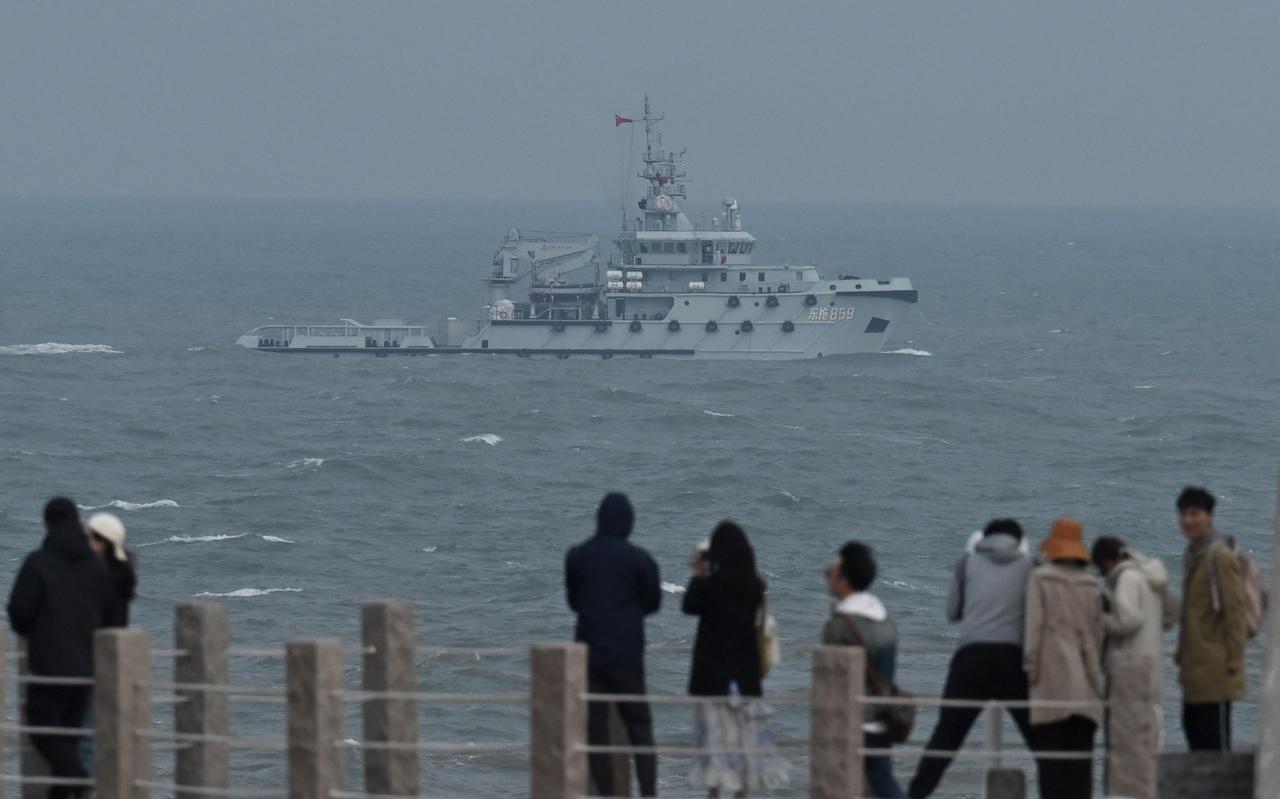 China stuurt weer oorlogsschepen en -vliegtuigen naar Taiwan. China stuurt weer oorlogsschepen en -vliegtuigen naar Taiwan.