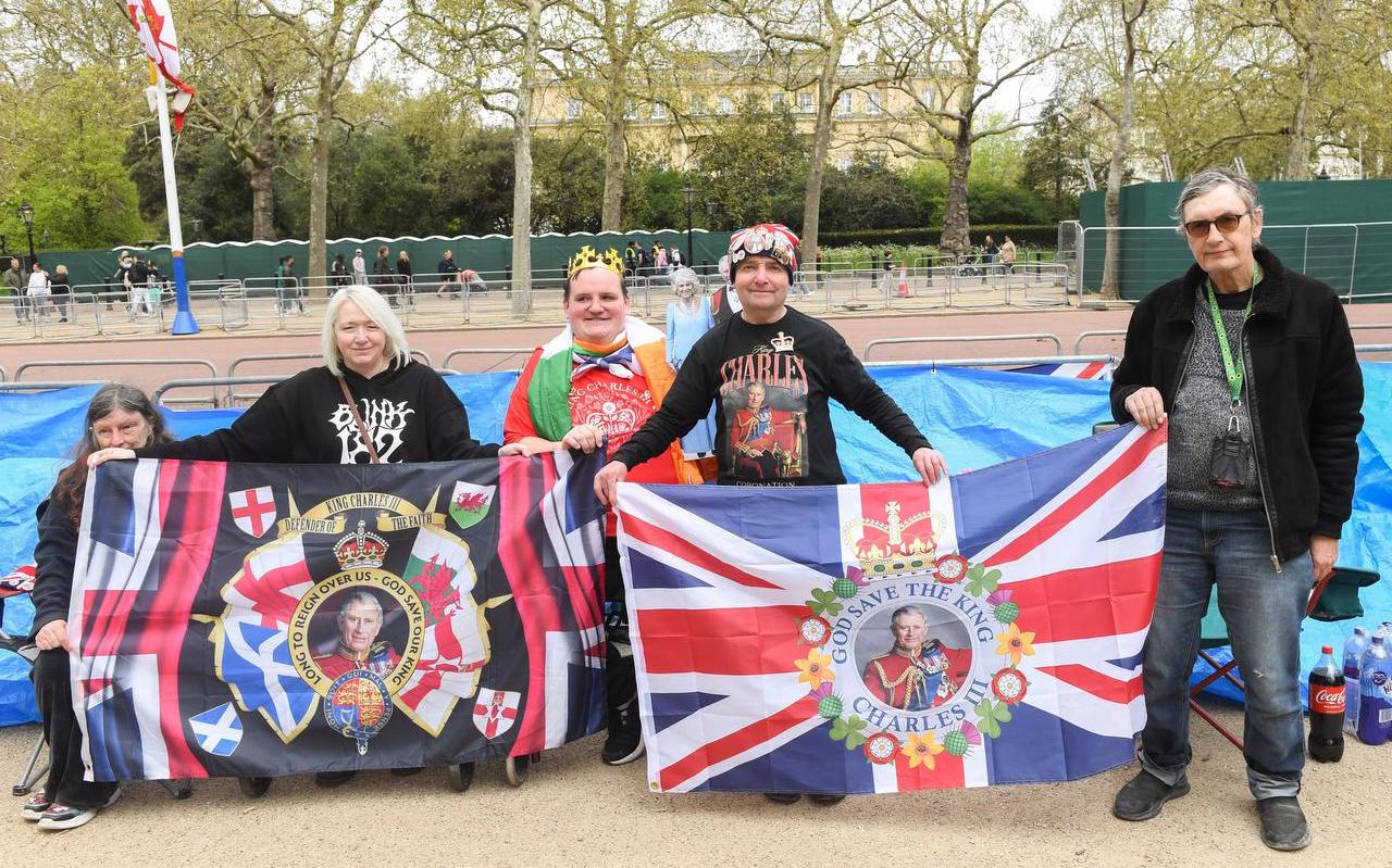 Superfans bij Buckingham Palace. Superfans bij Buckingham Palace.
