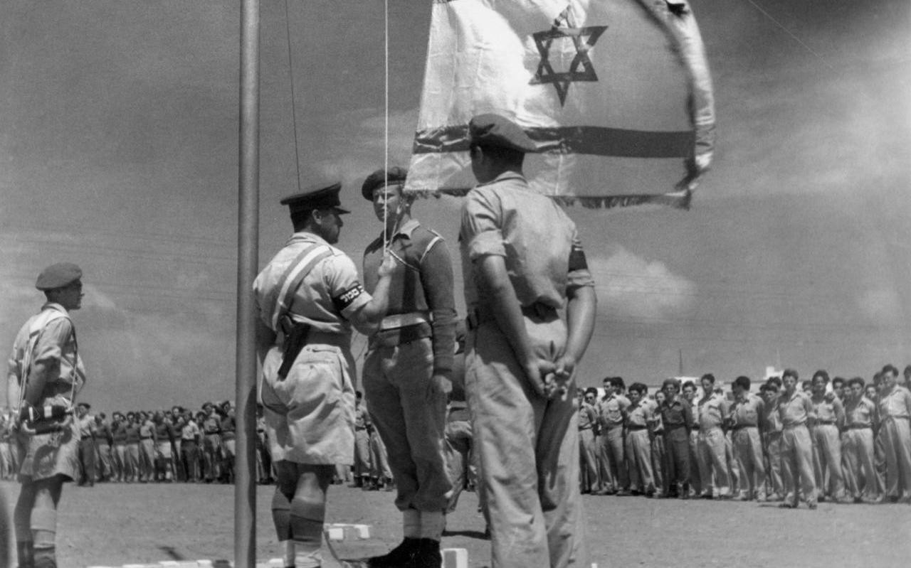 Op 14 mei 1948 werd voor het eerst de Israëlische vlag gehesen.