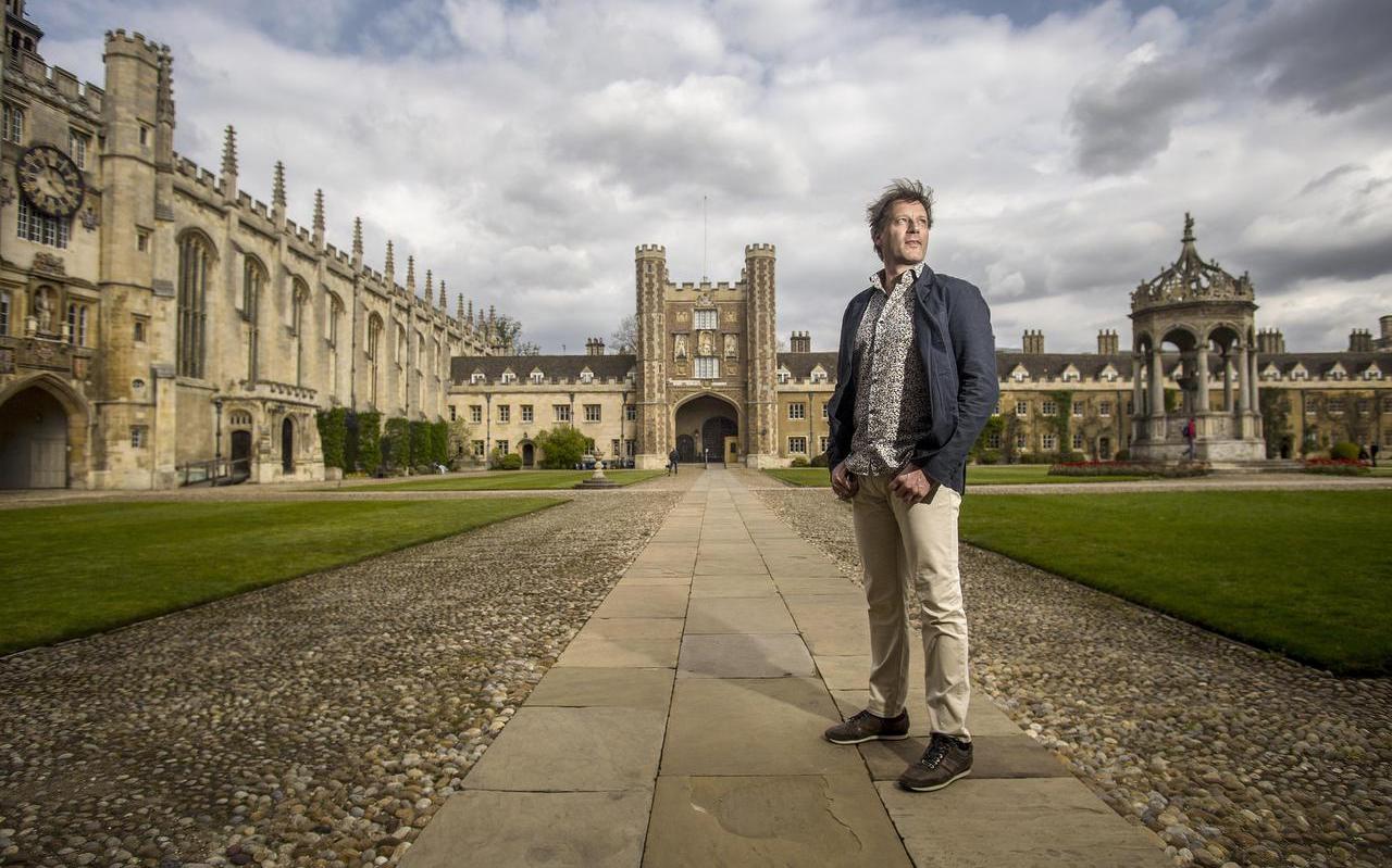 Thomas Hertog op de Universiteit van Cambridge. Thomas Hertog op de Universiteit van Cambridge.