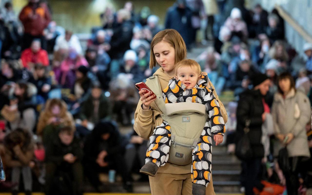 Inwoners van Kiev schuilen in een metrostation tijdens de aanval met Russische kruisraketten. Inwoners van Kiev schuilen in een metrostation tijdens de aanval met Russische kruisraketten.