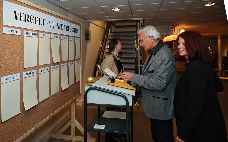 Cees de Wolff uit Oranjewoud typt zijn moeders naam in het Vergeet-me-niet-register van Silbersee. Rechts naast hem zijn partner Anita Postma, links Eliane Zwart van Silbersee. 