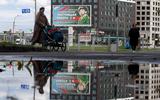 Een billboard in de straten van Sint Petersburg dat oproept dienst te nemen in het Russische leger.