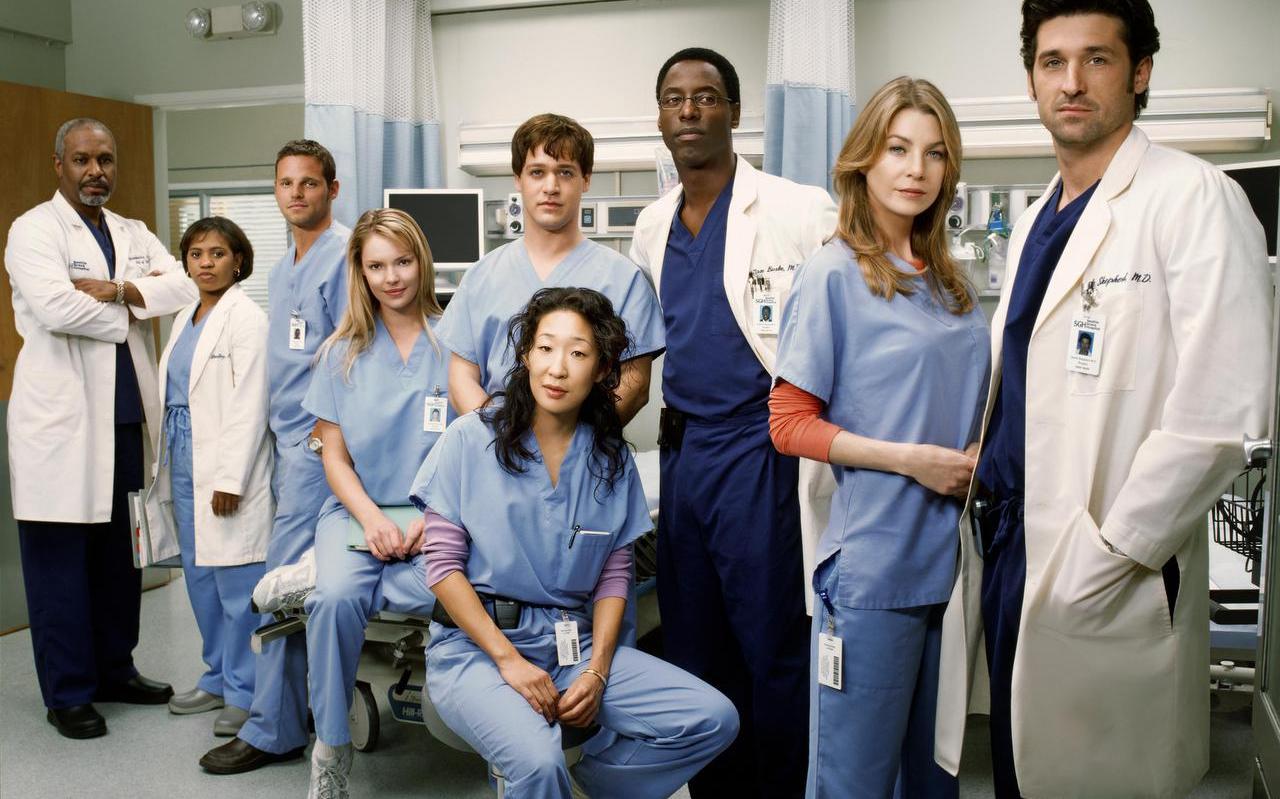 De cast van Grey’s Anatomy in het eerste seizoen, met personage Meredith Grey als tweede van rechts, naast haar geliefde ‘McDreamy’. De cast van Grey’s Anatomy in het eerste seizoen, met personage Meredith Grey als tweede van rechts, naast haar geliefde ‘McDreamy’.