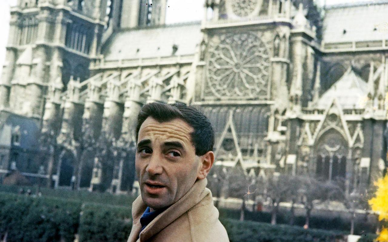 Charles Aznavour filmde zijn eigen leven. Charles Aznavour filmde zijn eigen leven.