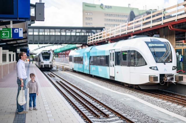 Nog steeds hinder voor treinreizigers tussen Leeuwarden en Groningen na blikseminslag. ‘We hopen dat