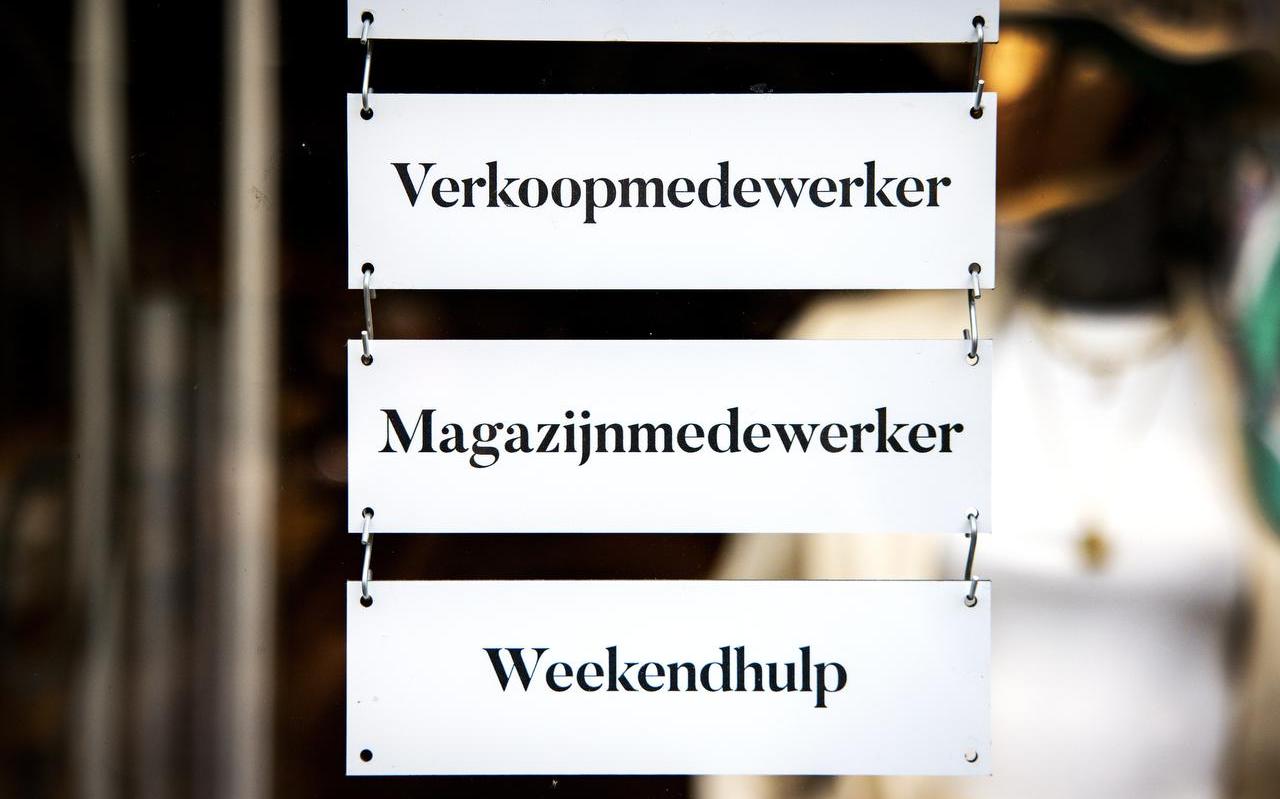 AMERSFOORT - Een poster hangt achter een raam om personeel te werven. De krapte op de arbeidsmarkt is in het eerste kwartaal verder toegenomen door de aanhoudende groei van het aantal vacatures en een verdere daling van het aantal werklozen. ANP RAMON VAN FLYMEN AMERSFOORT - Een poster hangt achter een raam om personeel te werven. De krapte op de arbeidsmarkt is in het eerste kwartaal verder toegenomen door de aanhoudende groei van het aantal vacatures en een verdere daling van het aantal werklozen. ANP RAMON VAN FLYMEN