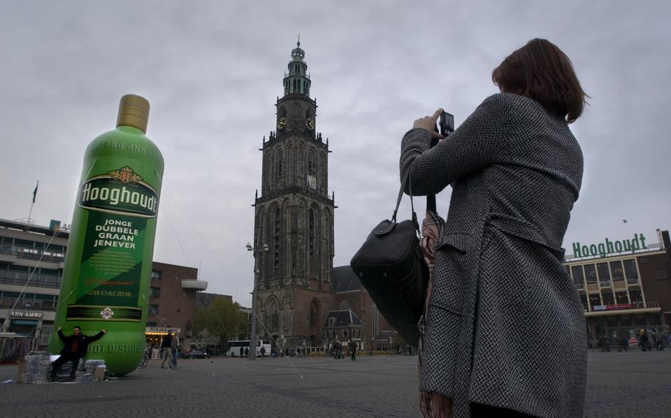 Het oer-Groningse Hooghoudt introduceerde enkele jaren geleden in Stad een reuzenfles graanjenever met het nieuwe etiket.
