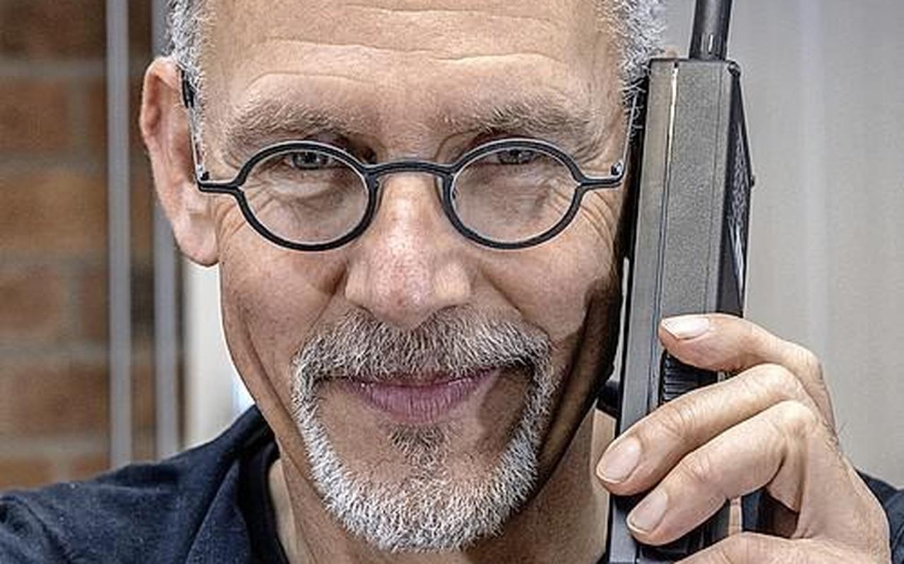 Adri Bimmel verzamelde duizenden telefoontoestellen voor zijn Mobieltjes Museum. Adri Bimmel verzamelde duizenden telefoontoestellen voor zijn Mobieltjes Museum.