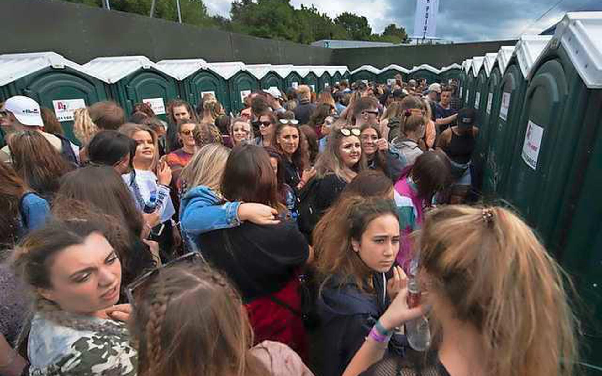 The professor comes up with a simple solution to the long queues in front of women's toilets at festivals
