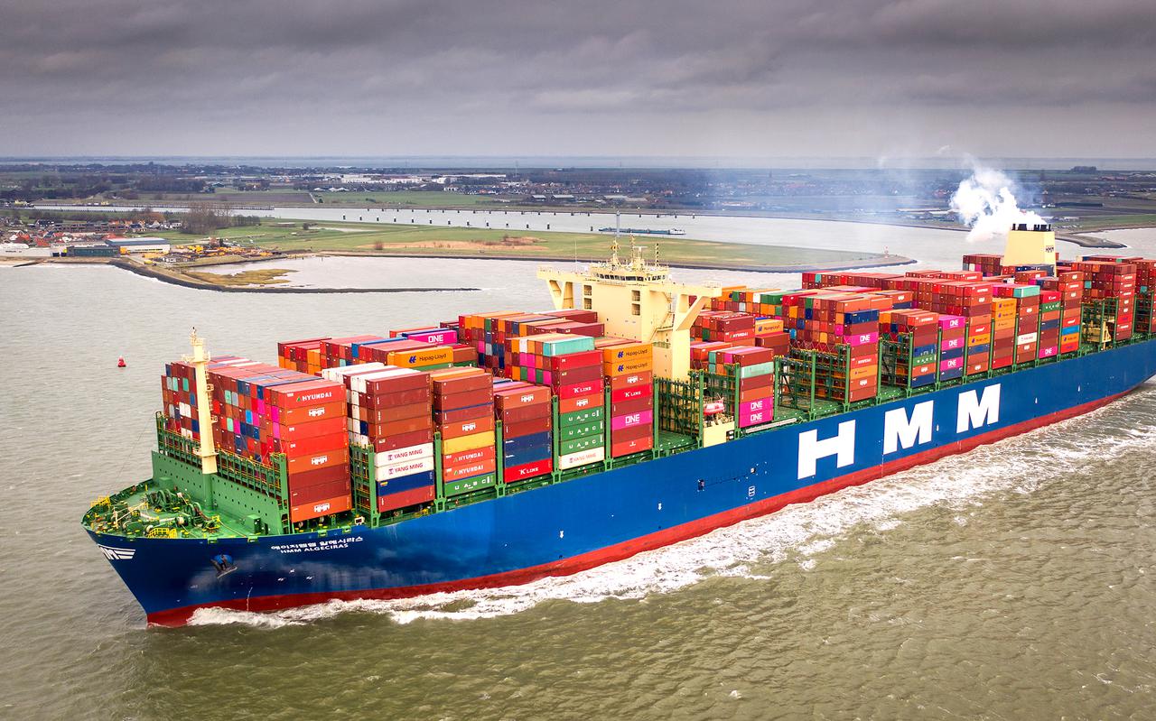 Een luchtfoto van tot nu toe het grootste containerschip ter wereld, de HMM ALGECIRAS. Het schip kan 24.000 TEU vervoeren. De foto is gemaakt boven de Westerschelde.