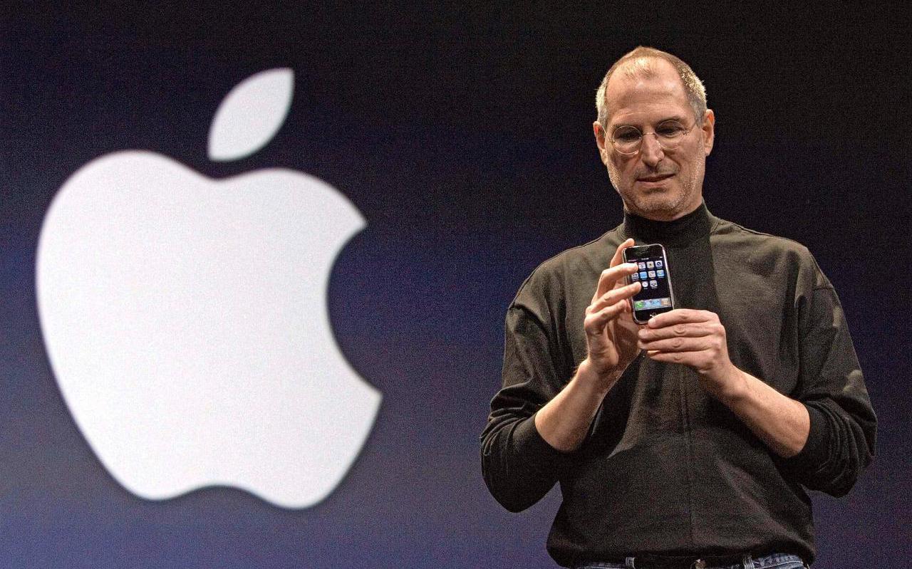 Steve Jobs introduceert de originele iPhone in 2007.