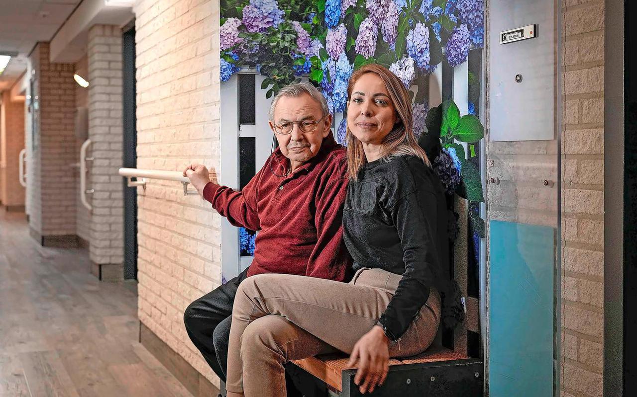 Jelena Lesnik en haar demente stiefvader Dusan Holod, die lang op een wachtlijst stond voor het verpleeghuis en pas aan de beurt was nadat het thuis ernstig misging.