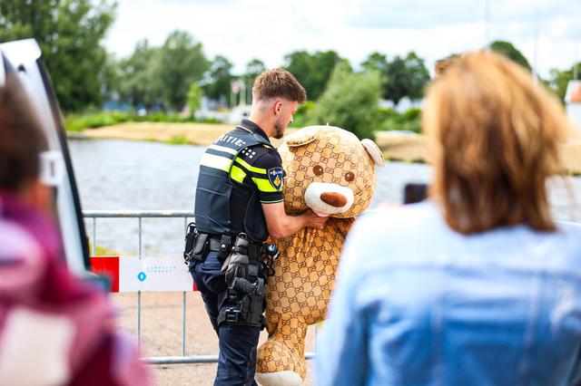 Knuffeldieven bij gedenkplaats Jeffrey en Emma hebben spijt. 'Hij trok bleek weg'