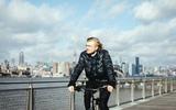 Christiaan Triebert op de fiets, met op de achtergrond de skyline van New York.