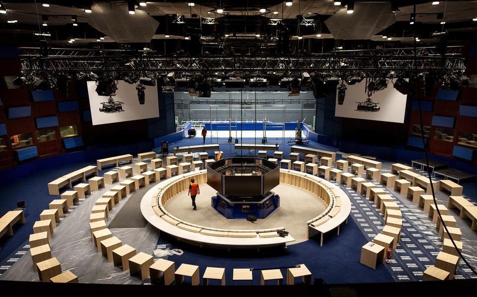 Werkzaamheden in de vergaderzaal voor de NAVO-top. 