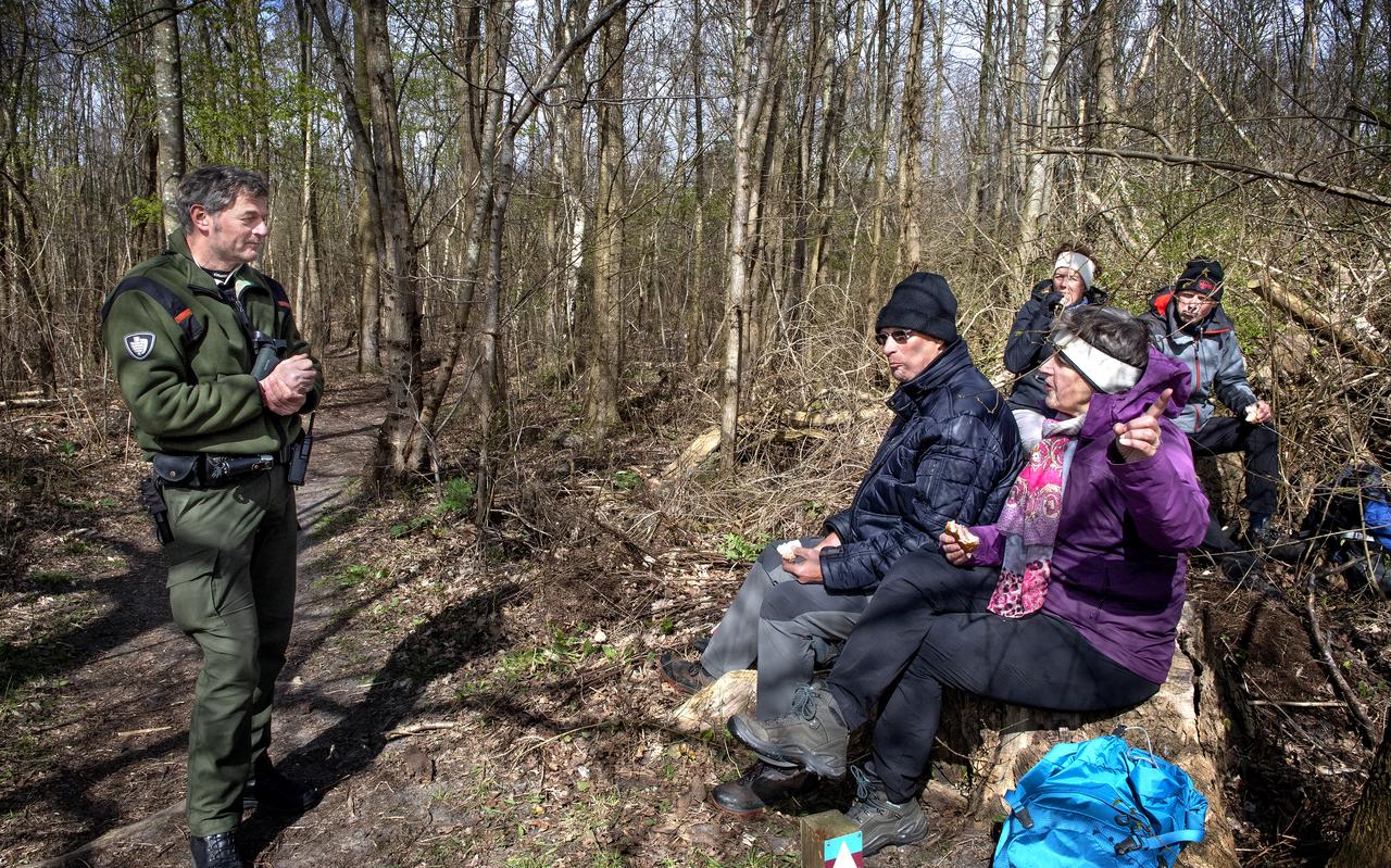 Wandelaars Linda en Gerrit Kooijman uit Kockengen (bij Utrecht) maken een praatje met boswachter Jaap Kloosterhuis. Wandelaars Linda en Gerrit Kooijman uit Kockengen (bij Utrecht) maken een praatje met boswachter Jaap Kloosterhuis.