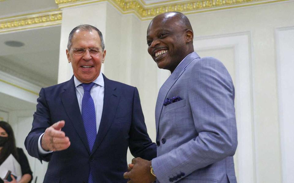De Russische minister van Buitenlandse Zaken Sergej Lavrov (l) en zijn Togolese ambtgenoot Robert Dussey in Sint-Petersburg in 2021.