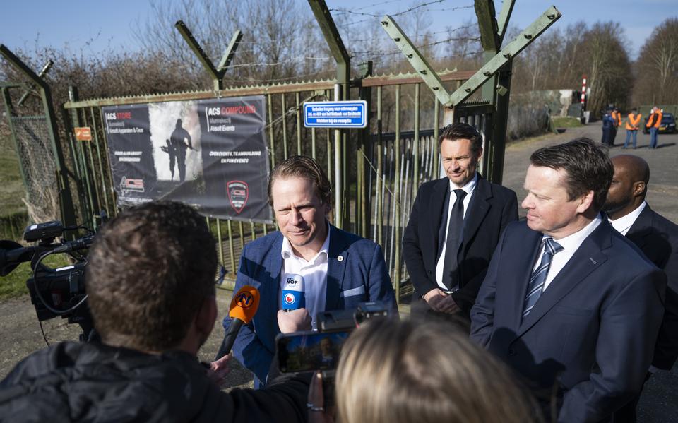 Staatssecretaris Gijs Tuinman van Defensie eerder dit jaar op bezoek in de Kollumerwaard, waar een munitieopslag met 480 containers komt. 