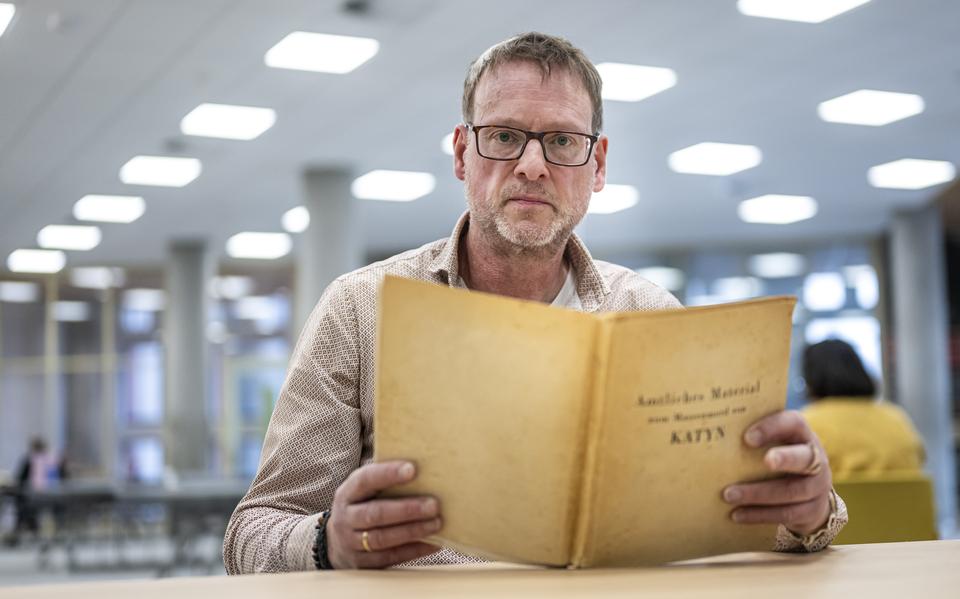 Historicus Jeroen Benders met het rapport over het Bloedbad van Katyn van mei 1940. 