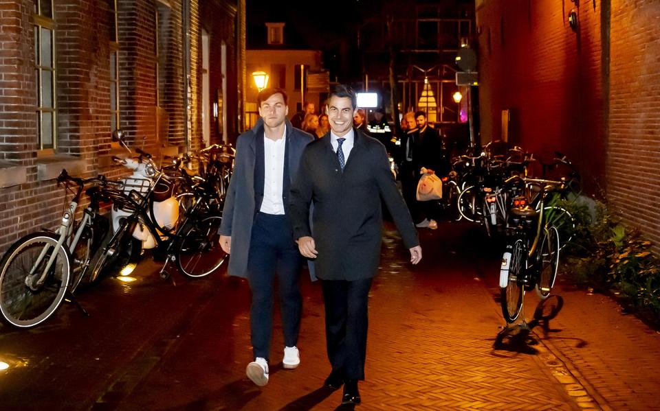 Lijsttrekker Rob Jetten komt aan met zijn vriend Nicolas Keenan tijdens de uitslagenavond van D66 voor de Tweede Kamerverkiezingen. 