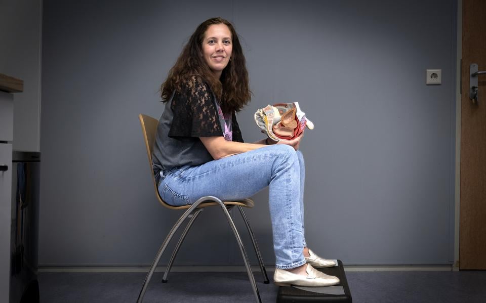 Lang niet iedereen zit op de juiste manier op de wc, zegt bekkenfysiotherapeut Rianne van den Berg.