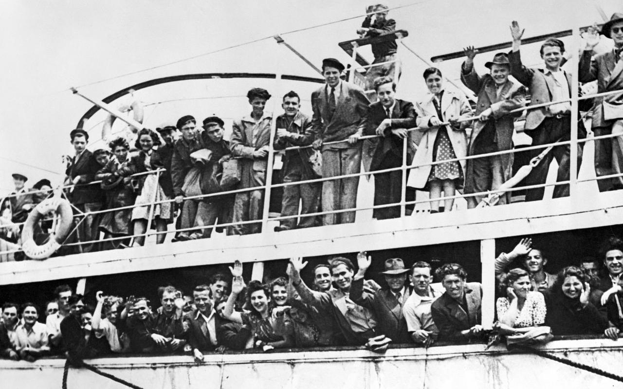 Een schip met opgetogen Joodse immigranten komt op 21 mei 1948 aan in het nieuwe vaderland Israël. De Joodse natie is op dat moment één week oud. Een schip met opgetogen Joodse immigranten komt op 21 mei 1948 aan in het nieuwe vaderland Israël. De Joodse natie is op dat moment één week oud.