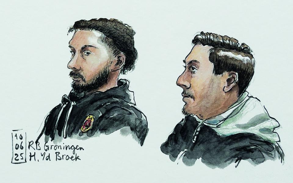 M.K. (links) en S.N. voor de rechter na het meenemen van de knuffels bij de gedenkplaats in Winschoten.