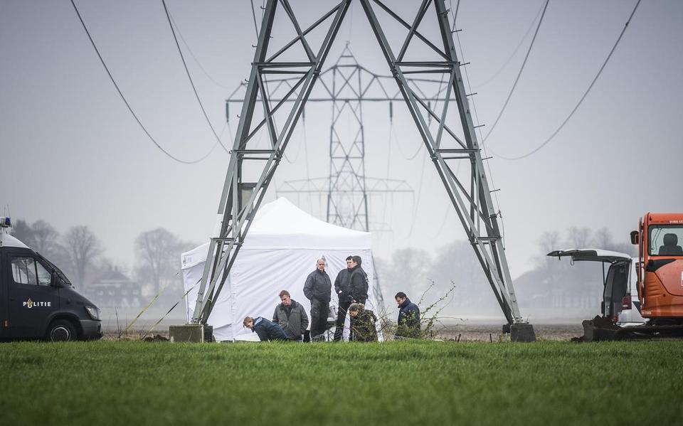 Medewerkers van het Nederlands Forensisch Instituut (NFI) zoeken bij een hoogspanningsmast in de Tussenklappenpolder bij Muntendam naar de stoffelijke resten van de sinds 1998 vermiste Jolanda Meijer. 
