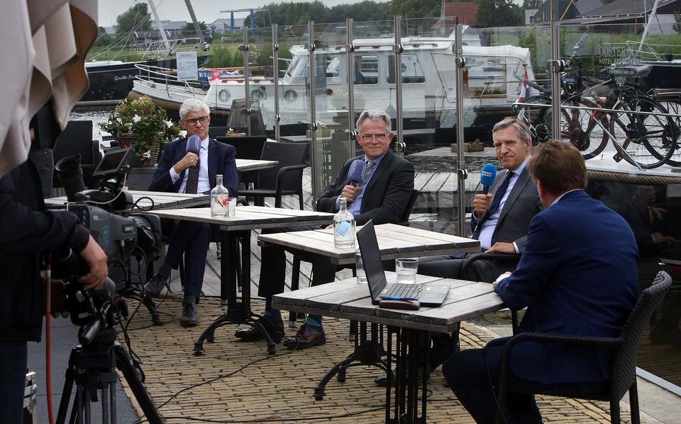 De voorzitters van de Veiligheidsregio's Drenthe, Groningen en Friesland zijn te gast in de eerste aflevering van Zomer Live. Vlnr. Burgemeester Marco Out van Assen, Koen Schuiling van Groningen en Sybrand Buma van Leeuwarden. Geheel rechts op de rug gezien presentator Symen Bosma.