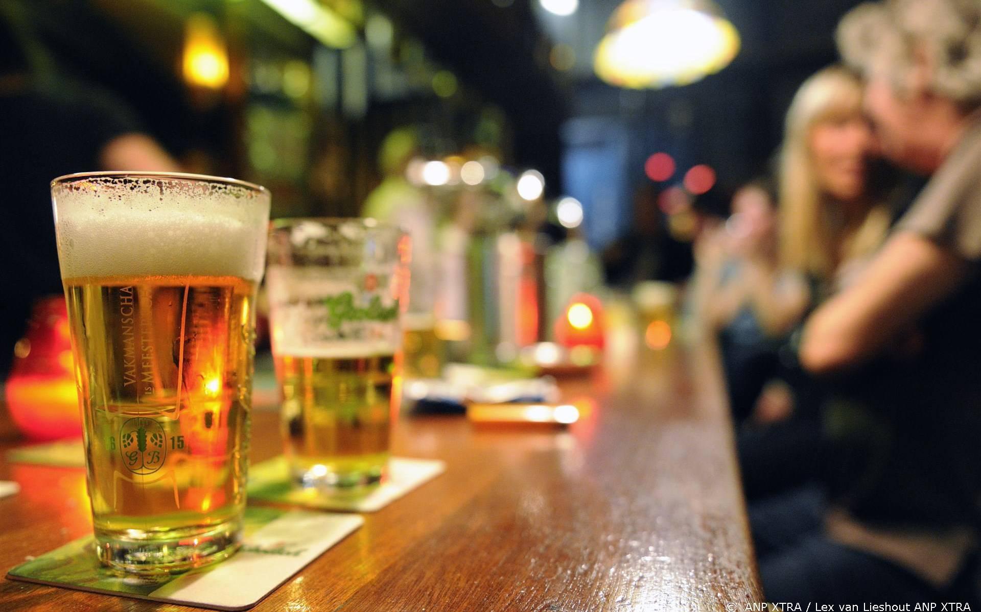 Glazen bier op de bar. 