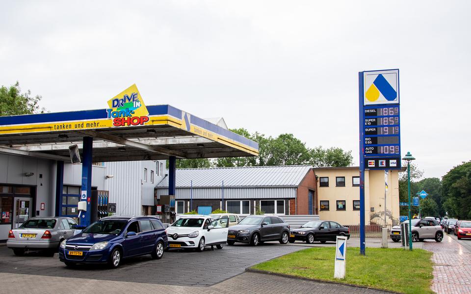 Nederlanders steken massaal de grens over voor een paar dubbeltjes voordeel per liter brandstof.